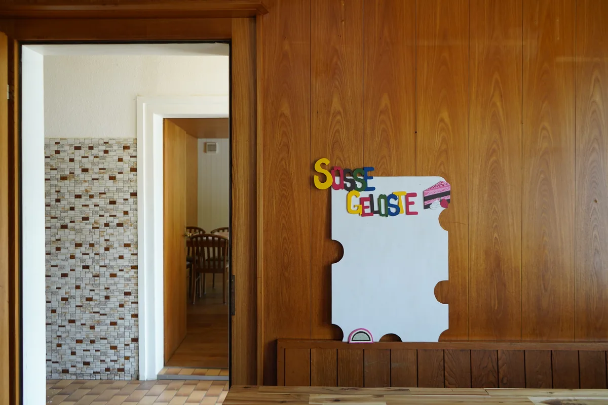 Schild mit Schrift «Süsse Gelüste» drauf